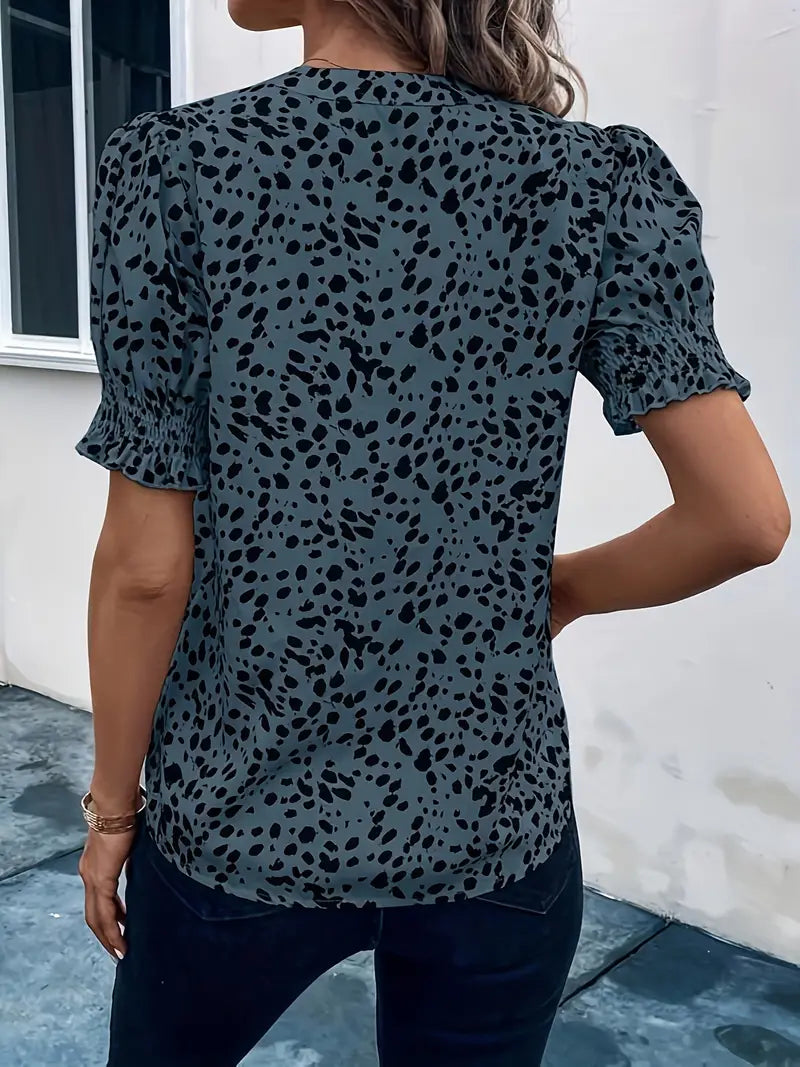 Delora - Kurzarm-Shirt mit bedrucktem V-Ausschnitt